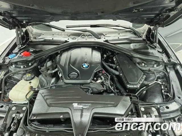 BMW 3-Series 2017 thumb 5