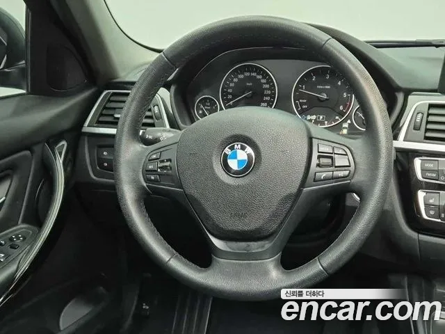 BMW 3-Series 2017 thumb 9