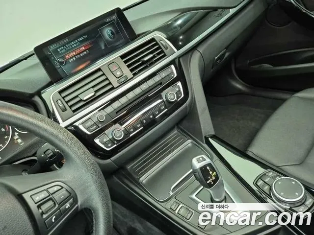 BMW 3-Series 2017 thumb 10
