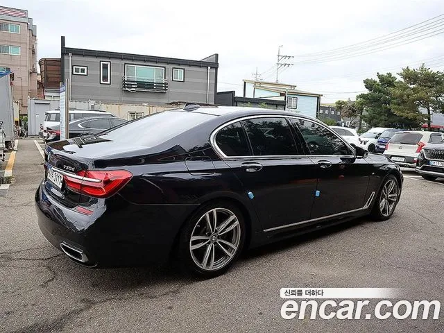 BMW 7-Series 2017 thumb 3