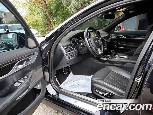 BMW 7-Series 2017 thumb 6