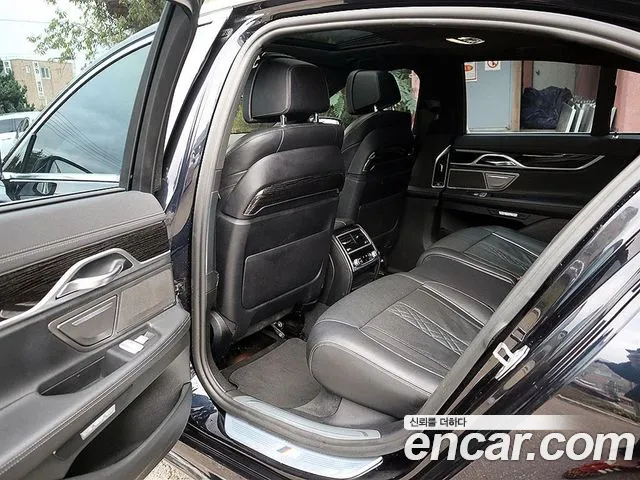 BMW 7-Series 2017 thumb 7