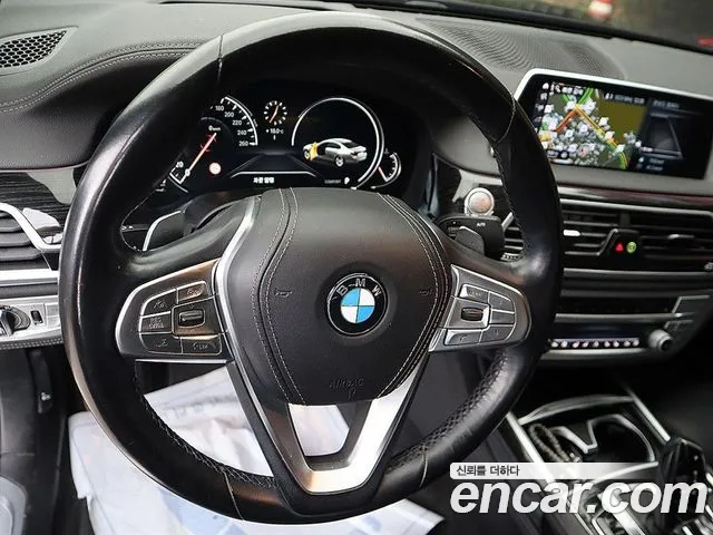 BMW 7-Series 2017 thumb 8