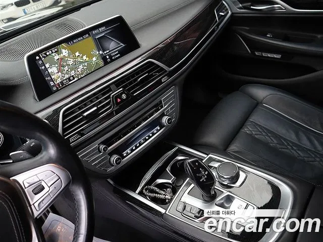 BMW 7-Series 2017 thumb 10