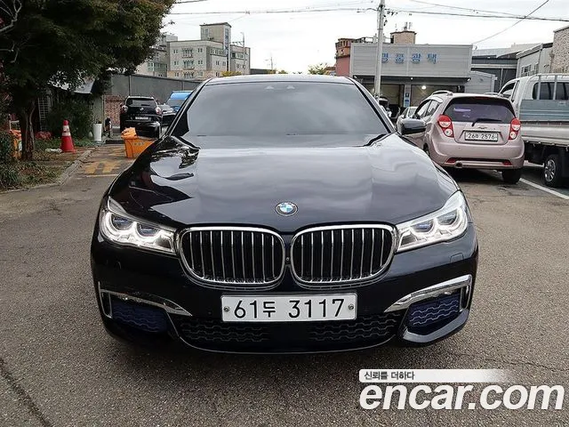 BMW 7-Series 2017 thumb 12