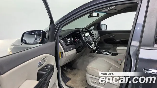 Kia Carnival 2016 thumb 10