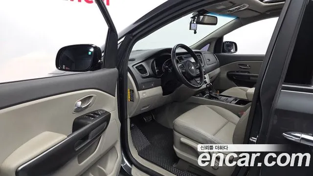 Kia Carnival 2015 thumb 9