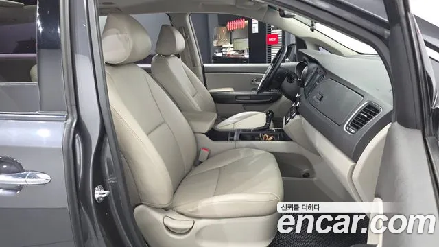 Kia Carnival 2015 thumb 10