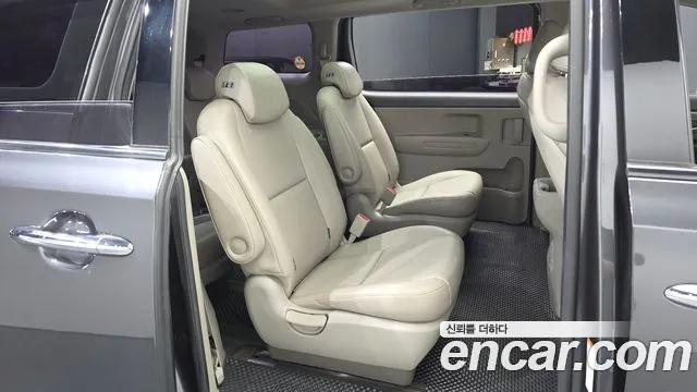 Kia Carnival 2015 thumb 11