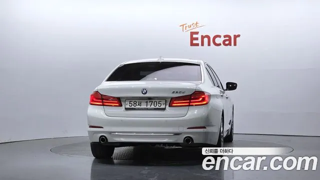 BMW 5-Series 2017 thumb 4