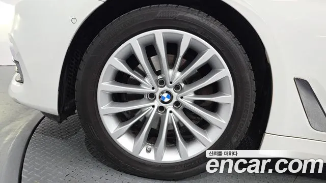 BMW 5-Series 2017 thumb 5