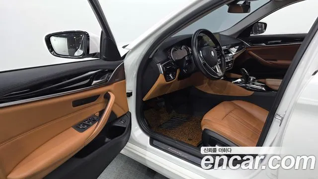 BMW 5-Series 2017 thumb 11