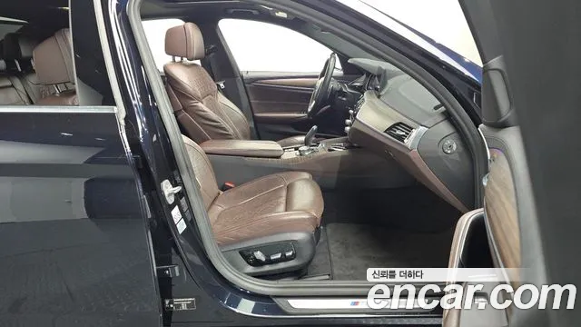 BMW 5-Series 2017 thumb 12