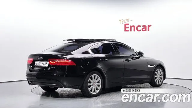 Jaguar XE 2018 thumb 2