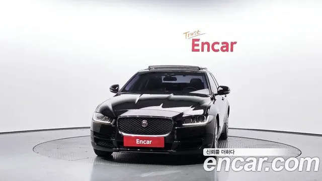 Jaguar XE 2018 thumb 3