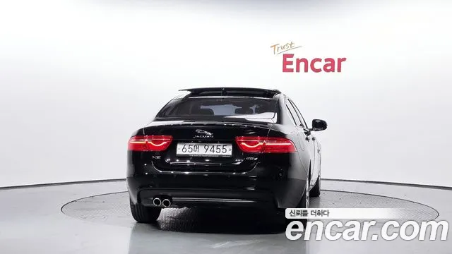 Jaguar XE 2018 thumb 4