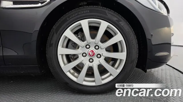 Jaguar XE 2018 thumb 5