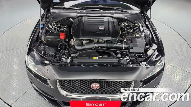 Jaguar XE 2018 thumb 6