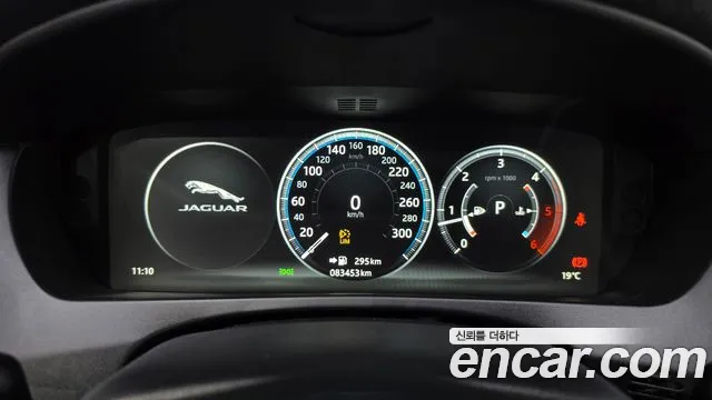 Jaguar XE 2018 thumb 8