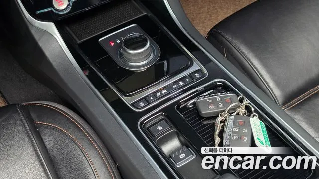 Jaguar XE 2018 thumb 9