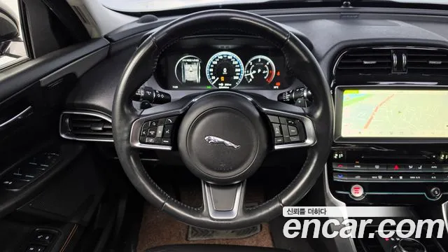 Jaguar XE 2018 thumb 12