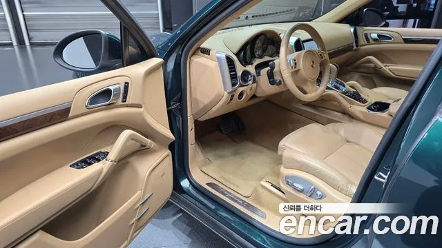 Porsche Cayenne 2011 thumb 10