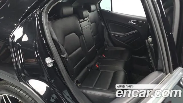 Mercedes-Benz GLA 2019 thumb 12