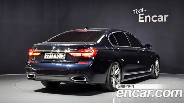BMW 7-Series 2017 thumb 2