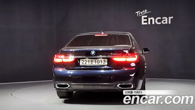 BMW 7-Series 2017 thumb 4