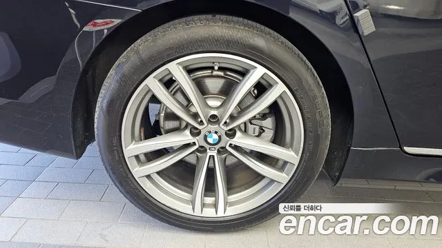 BMW 7-Series 2017 thumb 5