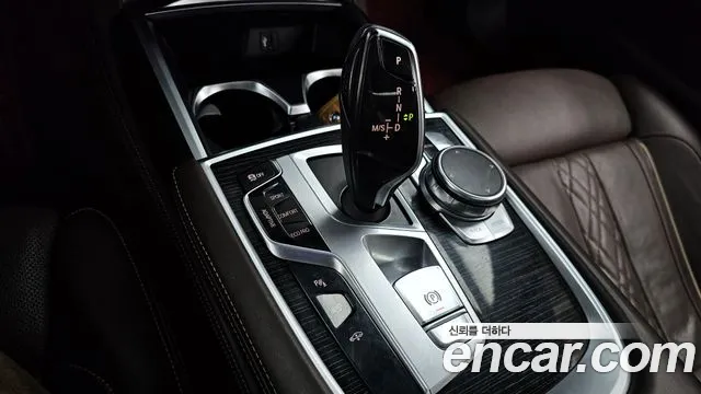 BMW 7-Series 2017 thumb 9