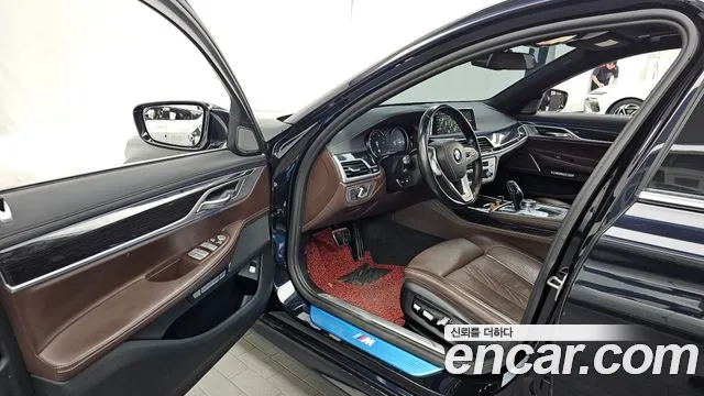 BMW 7-Series 2017 thumb 10