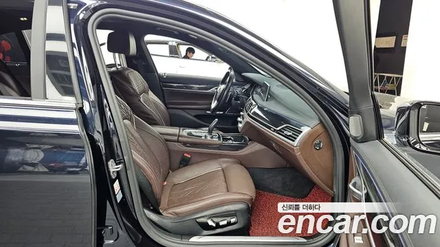 BMW 7-Series 2017 thumb 11