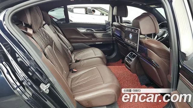 BMW 7-Series 2017 thumb 12