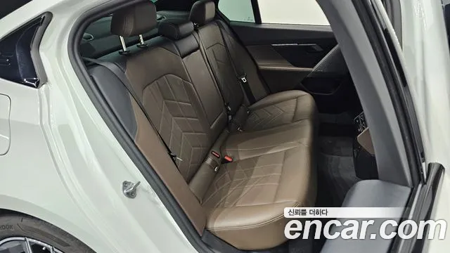 BMW 5-Series 2025 thumb 11