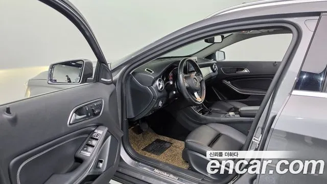 Mercedes-Benz GLA 2017 thumb 10