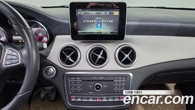 Mercedes-Benz GLA 2017 thumb 12