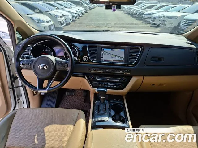 Kia Carnival 2017 thumb 9