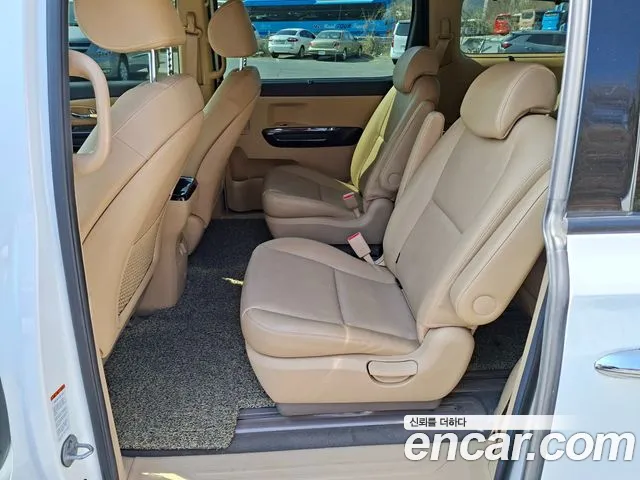 Kia Carnival 2017 thumb 10