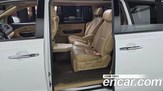 Kia Carnival 2016 thumb 11