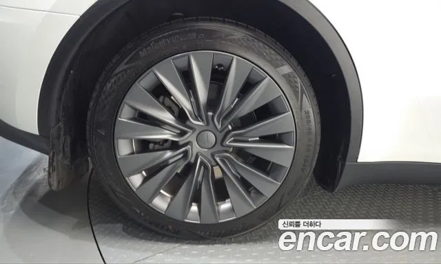 Tesla Model Y 2023 thumb 4