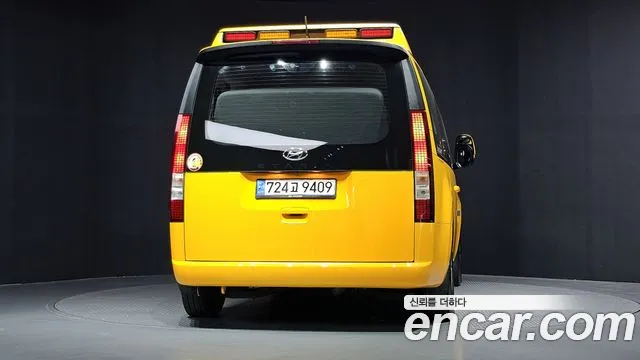 Hyundai Staria 2023 thumb 4