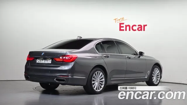 BMW 7-Series 2015 thumb 2
