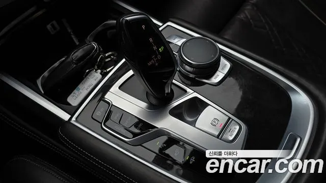 BMW 7-Series 2015 thumb 9