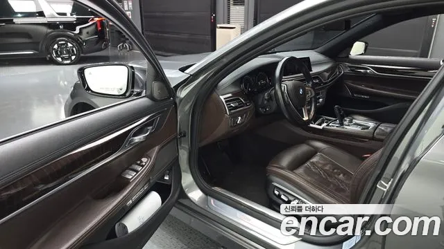 BMW 7-Series 2015 thumb 10