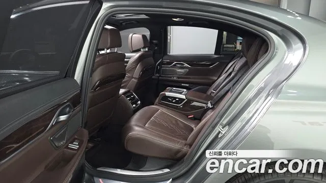 BMW 7-Series 2015 thumb 11