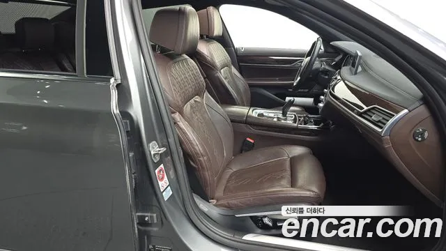 BMW 7-Series 2015 thumb 12