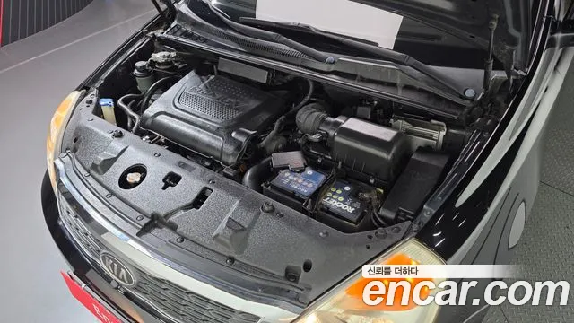 Kia Carnival 2012 thumb 6