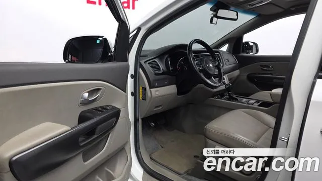 Kia Carnival 2015 thumb 10
