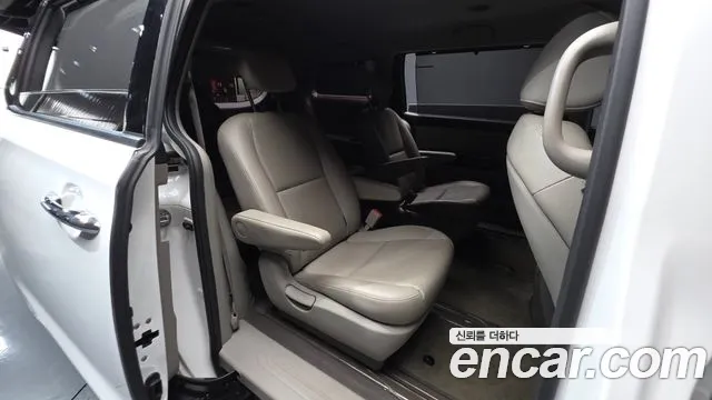 Kia Carnival 2018 thumb 12
